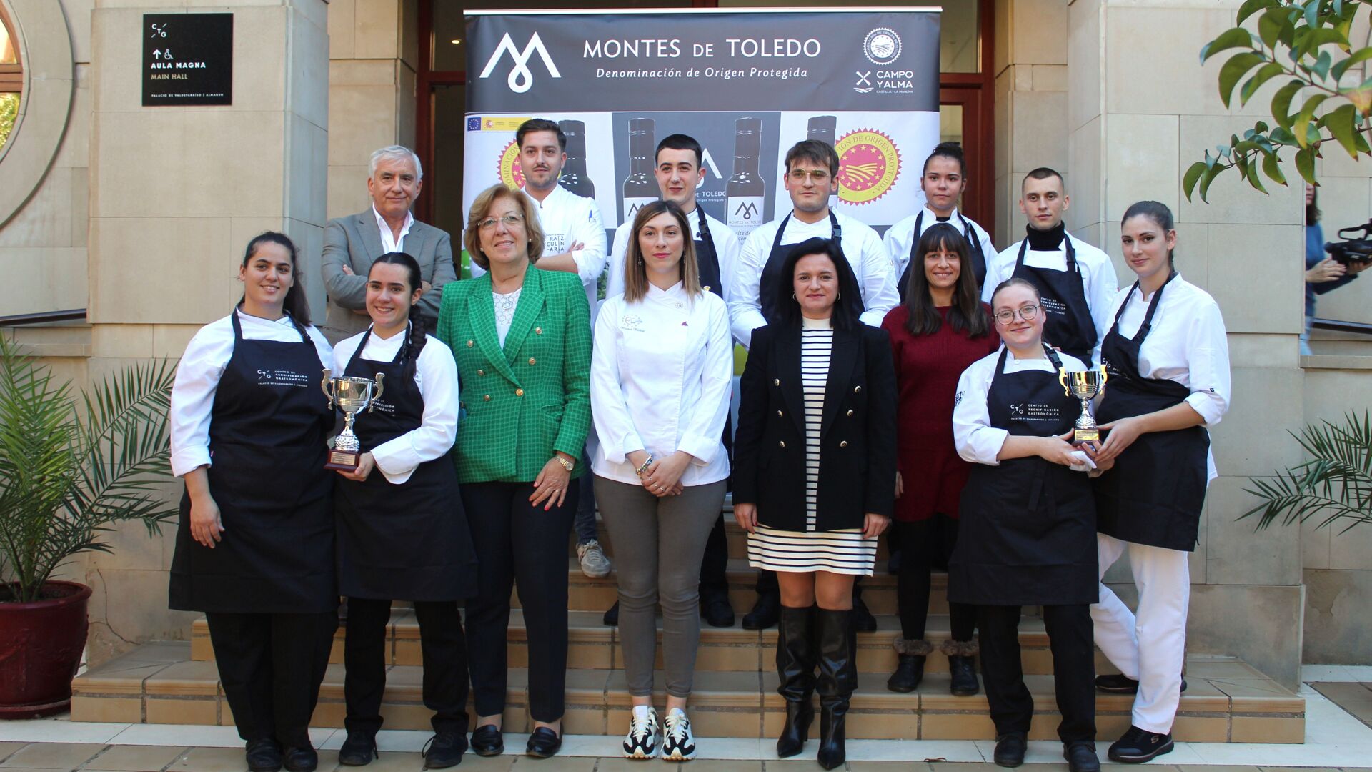 Los participantes junto al jurado, conformado por (Arriba de izq a drcha) Enrique García (D.O Montes de Toledo) e Iván Anaya, (Abajo izq a drcha) AmparoBremard (Delegada de agricultura de JCCM), Nieves Nuñez, Rocio Zarco (Diputación de Ciudad Real)