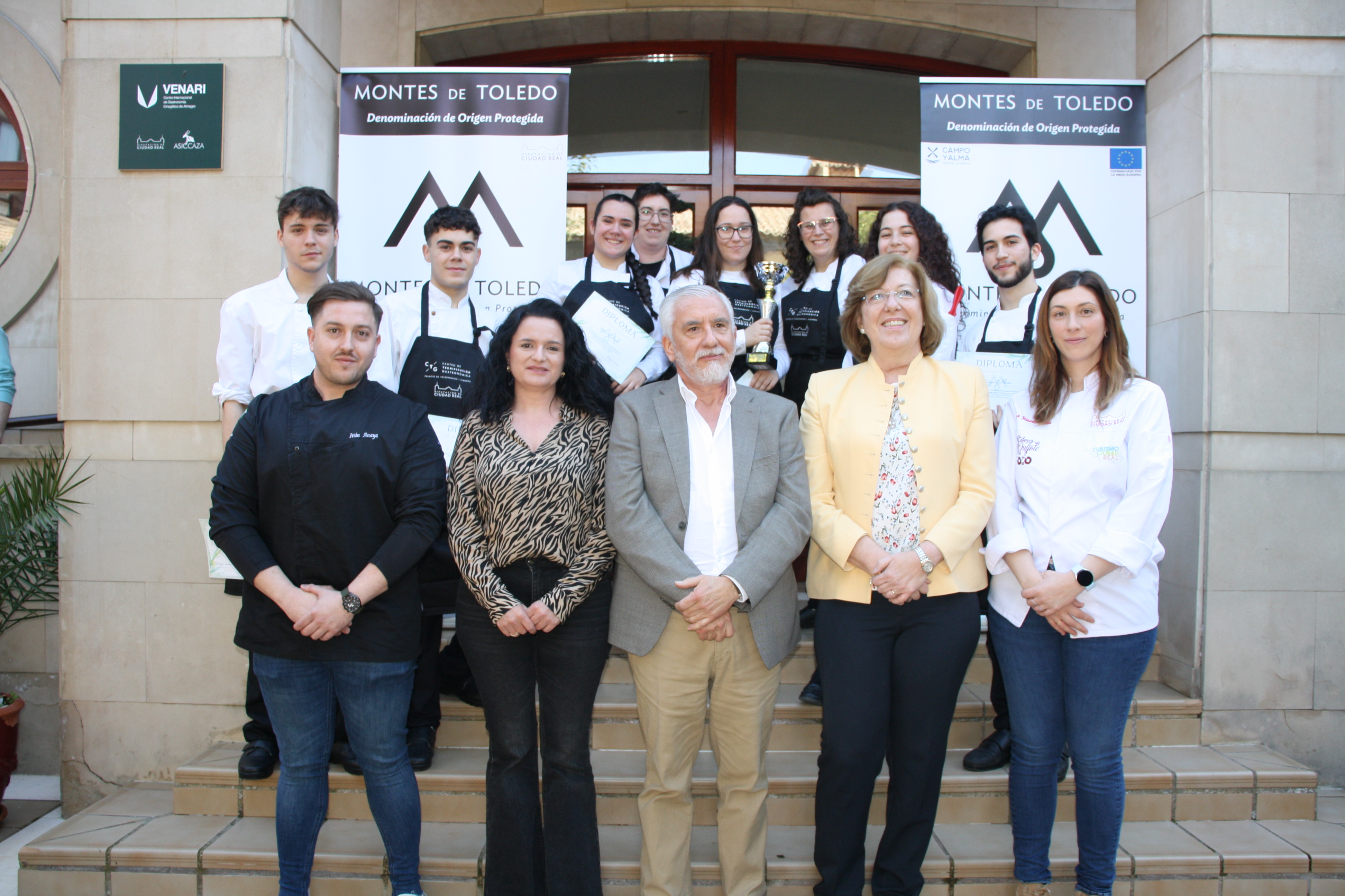 En la fila inferior el jurado compuesto por, de izquierda a derecha, Iván Anaya, Rocío Zarco, Enrique Tenorio, Amparo Bernard y Nieves Núñez. Fila superior los concursantes.